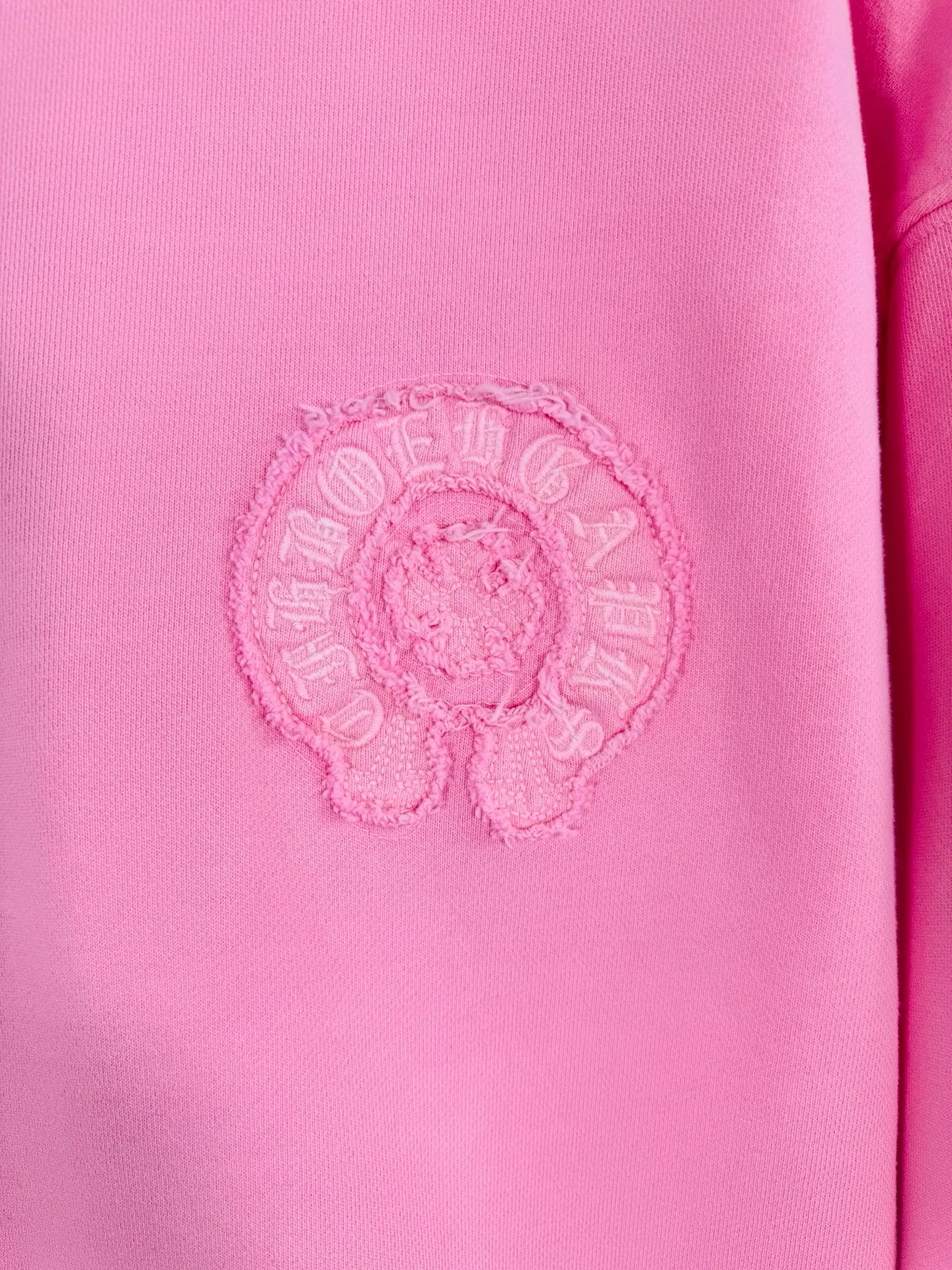 P280 top version, real shot without P, ​​different from market currency) 𝗖𝗵𝗿𝗼𝗺𝗲 𝗛𝗲𝗮𝗿𝘁𝘀/Cro Heart 2025 washed patch embroidery autumn and winter new original single counter American laser burnt 3D three-dimensional color embroidery couple casual sweatshirt 👑The highest version! Customized fabric 430g tripe terry fabric! American acid-washed and distressed original fabric laser burnt ✟appliqué embroidery and exquisite embroidery of letters! The best-selling model in the counter, very comfortable to wear. Accessories: original molded and authenticated collar label➕100% silk wash label. Genuine purchase-grade original hangtag➕matching hanging rope➕3D hanging beads➕original packaging bag. Craftsmanship: The original version has consistent wiring! The highest version of the armhole matching technique! Color: Pink Black Green Size: S M L XL Style Number: 25-377
